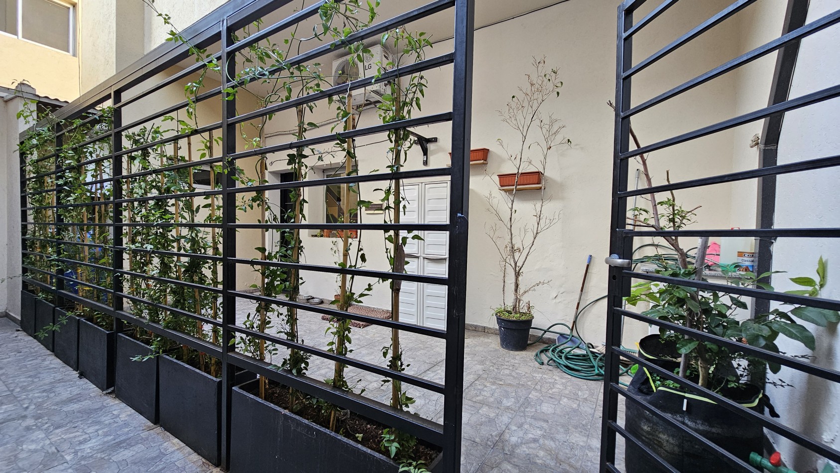 Departamento de 3 ambientes con patio interno y planta baja